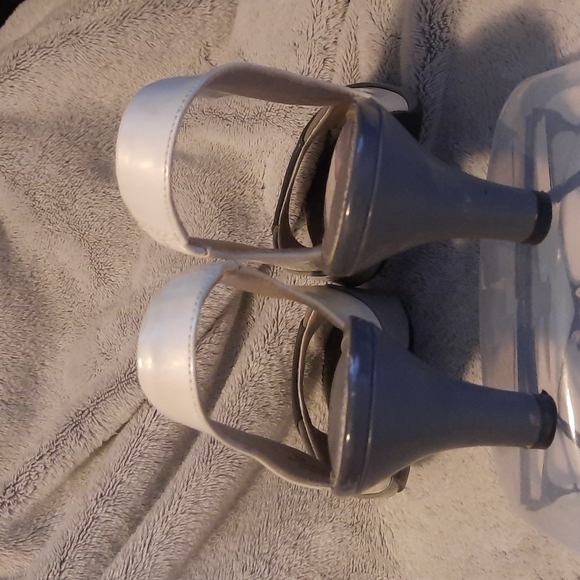 Life Stride heels, size 8 1/2, Grey and white - Picture 3 of 4